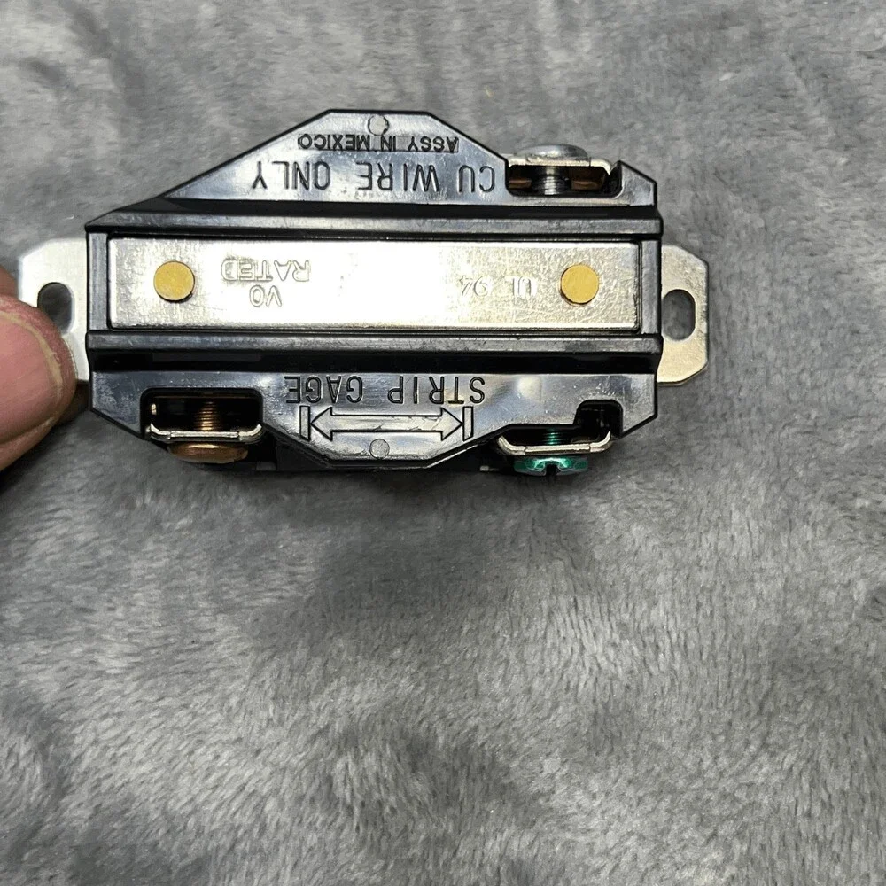 Leviton 2320 L5-20R Locking Receptacle Outlet 20A 125V 2 Pole 3 Wire Grounding